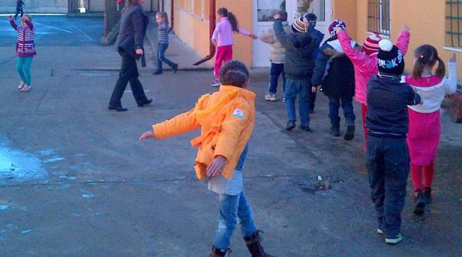 socant elevii fac ora de sport in curtea scolii sau in clasa