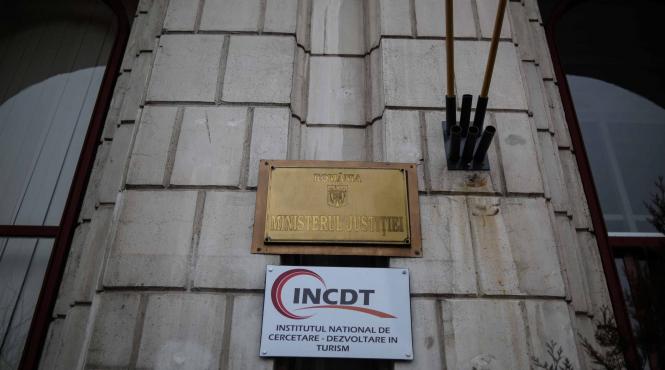 ancheteaza dar incaseaza parchetul general improprietarit pe model belina