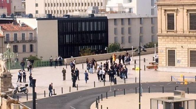 atac terorist la marsilia politistii au impuscat un barbat care a injunghiat mortal doua persoane