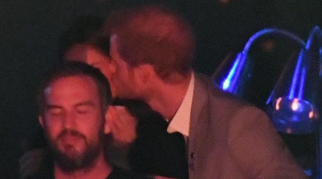 printul harry i a furat un sarut iubitei sale meghan markle la inchiderea jocurilor paralimpice invictus