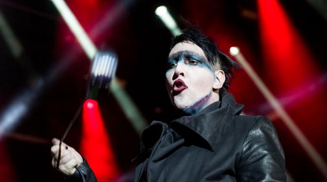 video marilyn manson strivit de un obiect de decor internat de urgenta in spital