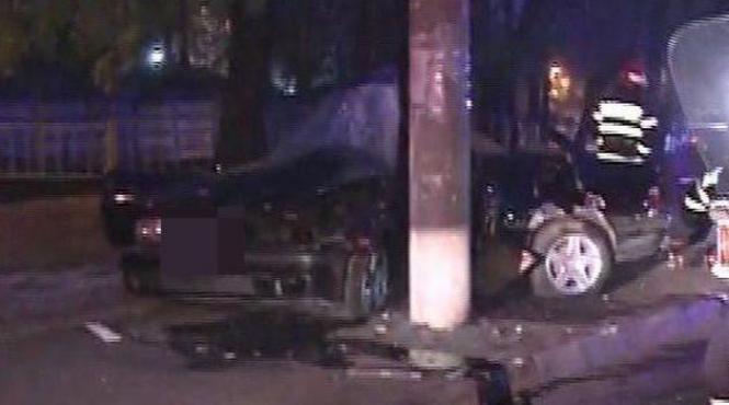 accident terifiant in hunedoara un tanar de 18 ani a intrat frontal cu masina intr un stalp si si a ranit grav un prieten