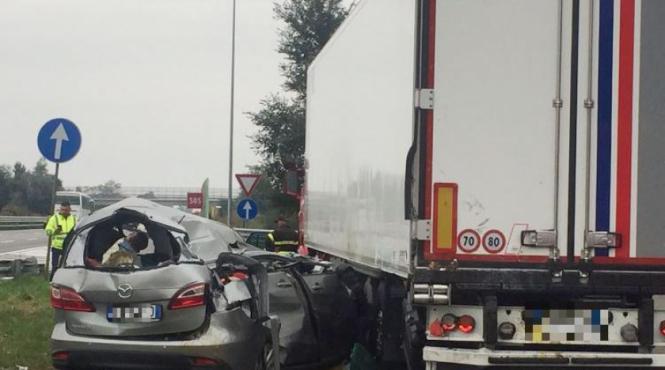 o familie de romani implicata intr un accident mortal in italia o fetita de 3 ani a murit pe loc iar mama ei este in coma