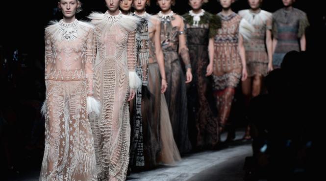 saptamana modei de la paris karl lagerfeld reinventeaza chanel cu o colectie plina de culoare si transparente