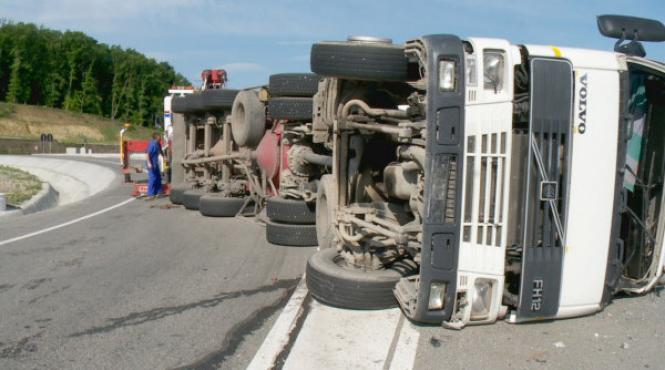 circulatie oprita pe centura orasului calimanesti dupa ce un tir s a rasturnat si a lovit o conducta de gaze
