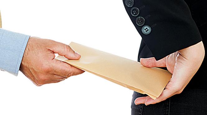 coruptia ii tine pe romani in strainatate