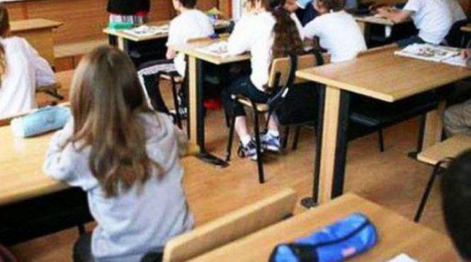 teroare la scoala invatatoarea ii face pe elevi handicapati si mananca in timpul orelor