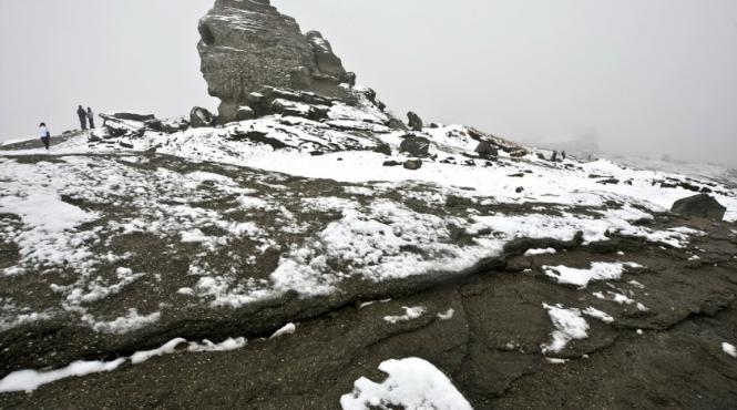 prahova barbat in stare grava pe un traseu din masivul bucegi