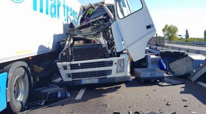 tragedie pe o autostrada din ungaria un tir romanesc a facut praf un autobuz plin cu politisti maghiari