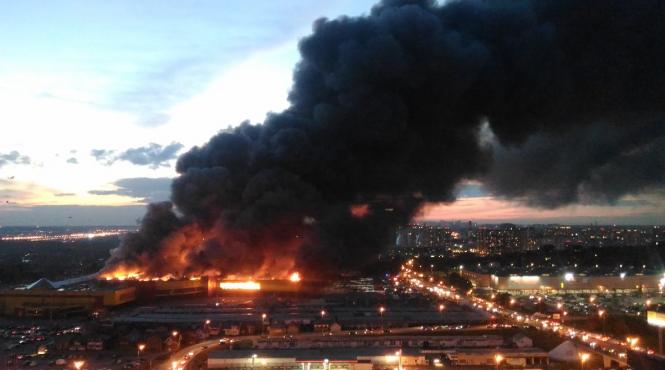 video incendiu puternic intr un centrul comercial din moscova