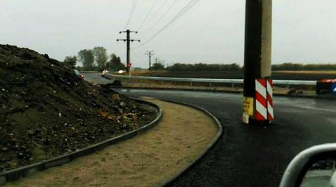 aparitie misterioasa la caracal soferii sunt nevoiti sa faca slalom intr un sens giratoriu din cauza unui stalp