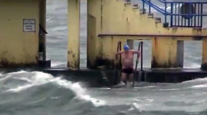 video un pensionar irlandez a facut baie in atlantic in timpul uraganului ofelia