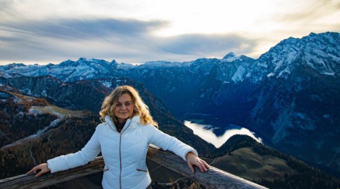 scandal sexual in franta o scriitoare il acuza de agresiune sexuala pe un fost ministru