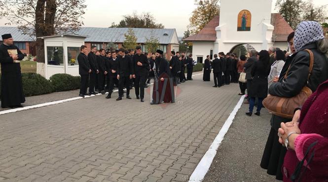 mii de credinciosi participa la intronizarea noului episcop al husilor