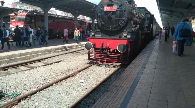 in perioada interbelica trenul zbura cu 60 km h acum se taraie cu 44 km h