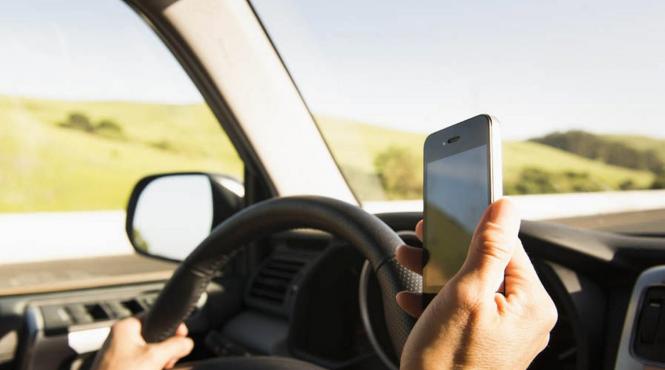 soferii si pietonii dezastru in trafic 6 din 10 romani vorbesc la telefon la volan