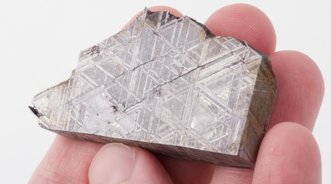 un fragment din meteoritul muonionalusta vandut la licitatie cu 15 999 de euro