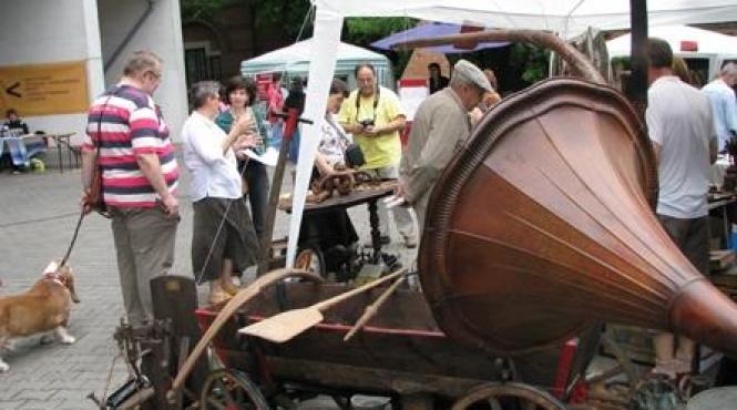 mobilier crestat ceramica podoabe si bancnote vechi de vineri pana duminica la targul de antichitati taranesti de la mntr