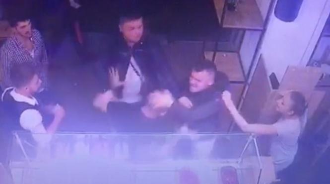 scene socante bataie cu pumni si picioare intr o saormerie din cluj