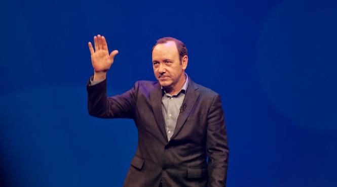 un al doilea barbat il acuza pe kevin spacey de hartuire sexuala