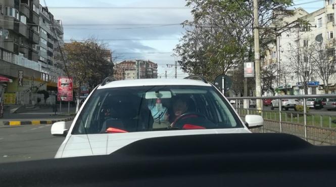 o soferita din botosani a provocat un scandal urias dupa ce a fost fotografiata in timp ce sofa avand un copil in brate