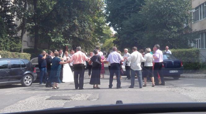 vesti triste pentru petrecareti nuntile la cort si petrecerile cu muzica data la maxim ii pot duce la inchisoare