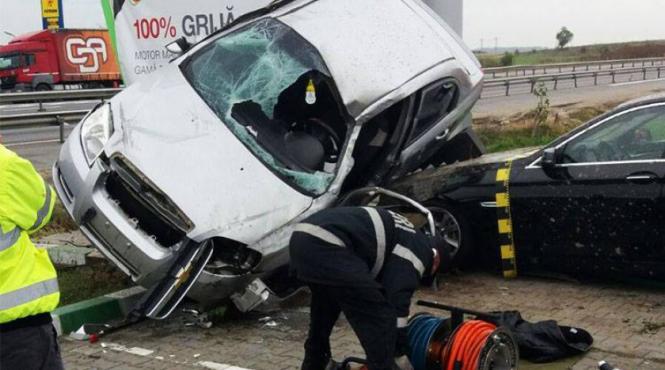 scene de cosmar pe autostrada a1 o tanara si a pierdut viata dupa ce s a rasturnat cu masina peste alt autoturism