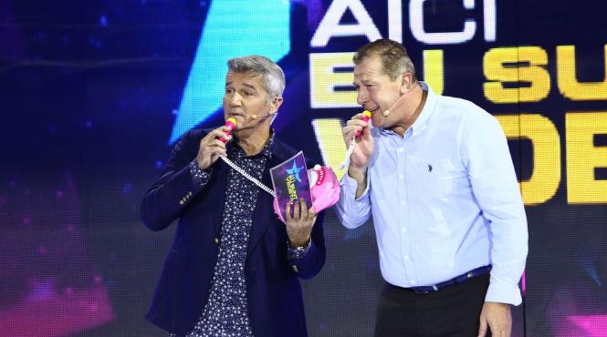 helmut duckadam canta in duet cu dan bittman la o mini statie de karaoke la aici eu sunt vedeta