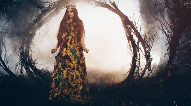 un copac de 6 metri inaltime filmari cu drona un pian adevarat si costume populare autentice din bistrita in clipul deliei verde imparat