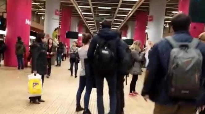 clipe de groaza la metrou un barbat a ramas fara o mana dupa ce s a aruncat in fata trenului