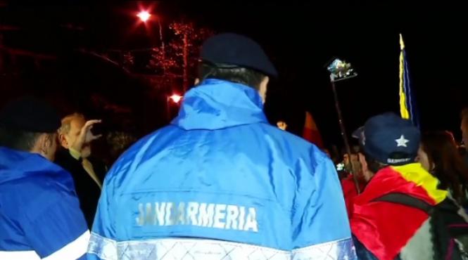 proteste in bucuresti si in tara fata de masurile fiscale si proiectul de modificare a legilor justitiei mii de persoane in strada