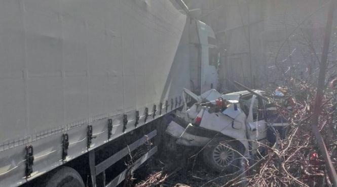 un tir a facut prapad pe o sosea din giurgiu 4 masini facute praf 2 raniti si curtea unei care distrusa