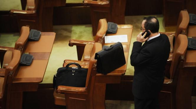 a inceput sedinta plenului parlamentului in care se citeste textul motiunii de cenzura