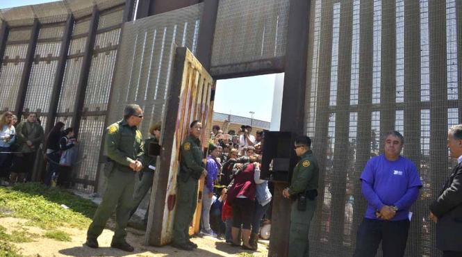 un american si o mexicanca s au casatorit la granita dintre cele doua tari