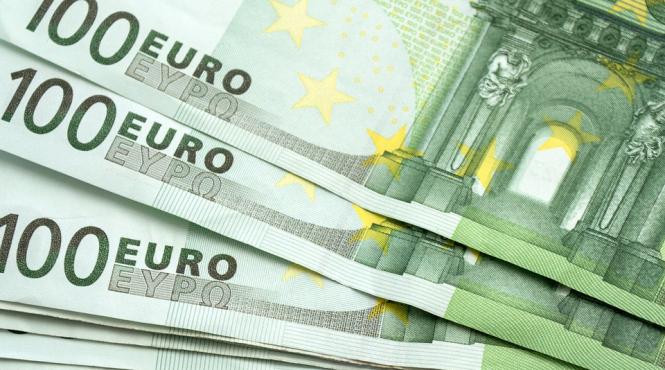 leul isi continua prabusirea si ajunge la un nou minim istoric 4 65 in raport cu euro