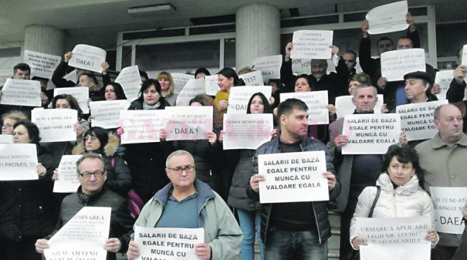 functionarii apia isi striga nemultumirile sub geamurile ministrului daea