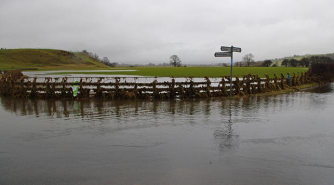 peste 70 de oameni evacuati din fata inundatiilor din marea britanie