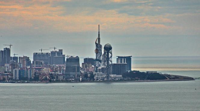 cel putin 12 morti si 10 raniti intr un incendiu la un hotel de lux din statiunea balneara gerogiana batumi