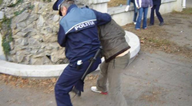 incident grav in capitala un politist aflat in timpul liber l a oprit in ultima secunda pe un barbat care injunghiase de mai multe ori o femeie intentionand s o omoare