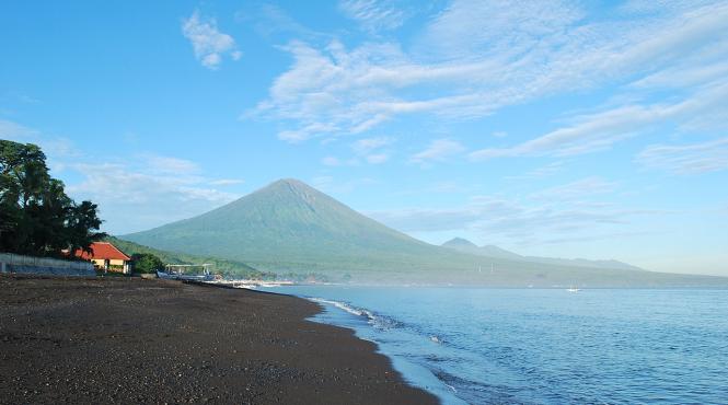 100 000 de oameni trebuie sa fie evacuati din calea vulcanului agung