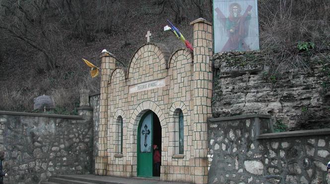 ceai pachete cu hrana rece si sarmale de post pentru pelerini la praznicul de la manastirea pestera sf andrei