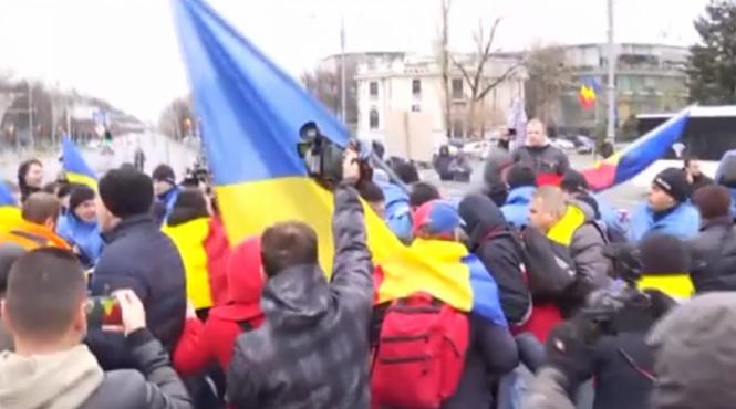 trei persoane luate pe sus de jandarmi in scandalul din piata victoriei