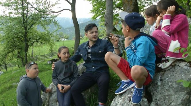 liviu varciu izbucneste in lacrimi la poftiti in vacanta copiii din tabara lui nea marin ii amintesc de fetita lui