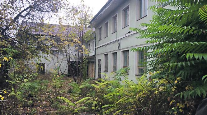 fosta casa a sindicatelor din alba iulia transformata in ruina prin grija cnslr fratia