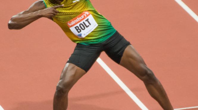 o statuie cu usain bolt a fost dezvelita in fata stadionului national din capitala jamaicai