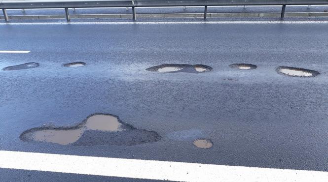tronsonul 3 al autostrazii orastie sibiu plina de gropi