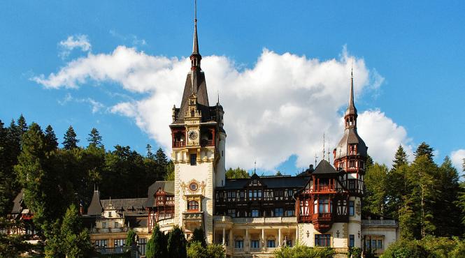 drapelul coborat in berna la castelul peles din sinaia