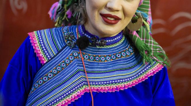 gina pistol a primit cadou un costum traditional vietnamez