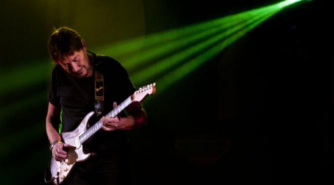 probleme pentru chris rea s a prabusit pe scena in timpul unui concert