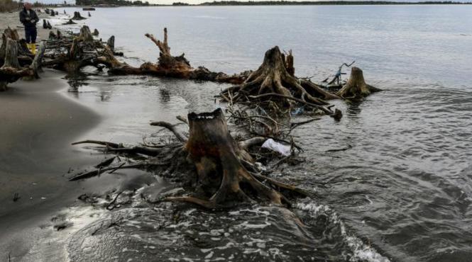 razbunatoare marea devoreaza albania